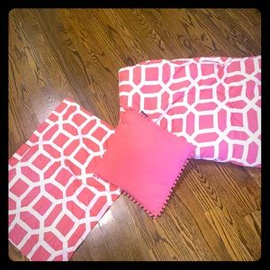Twin size comforter with pillows and pillow cover